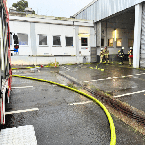 OSMAB stellt der Freiwilligen Feuerwehr Köln-Kalk eine leerstehende Gewerbehalle für Übungszwecke zur Verfügung, Feuerwehrmänner üben mit dem Schlauch das Löschen von Feuer