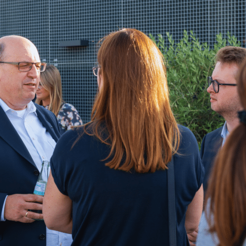 Moritz Arndt und Volker Kluitmann im Gespräch mit Stefanie Zimmermanns beim 2. Real Estate Sunset der Immofrauen Rheinland